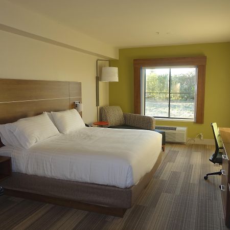 Holiday Inn Express & Suites Brentwood Exterior photo