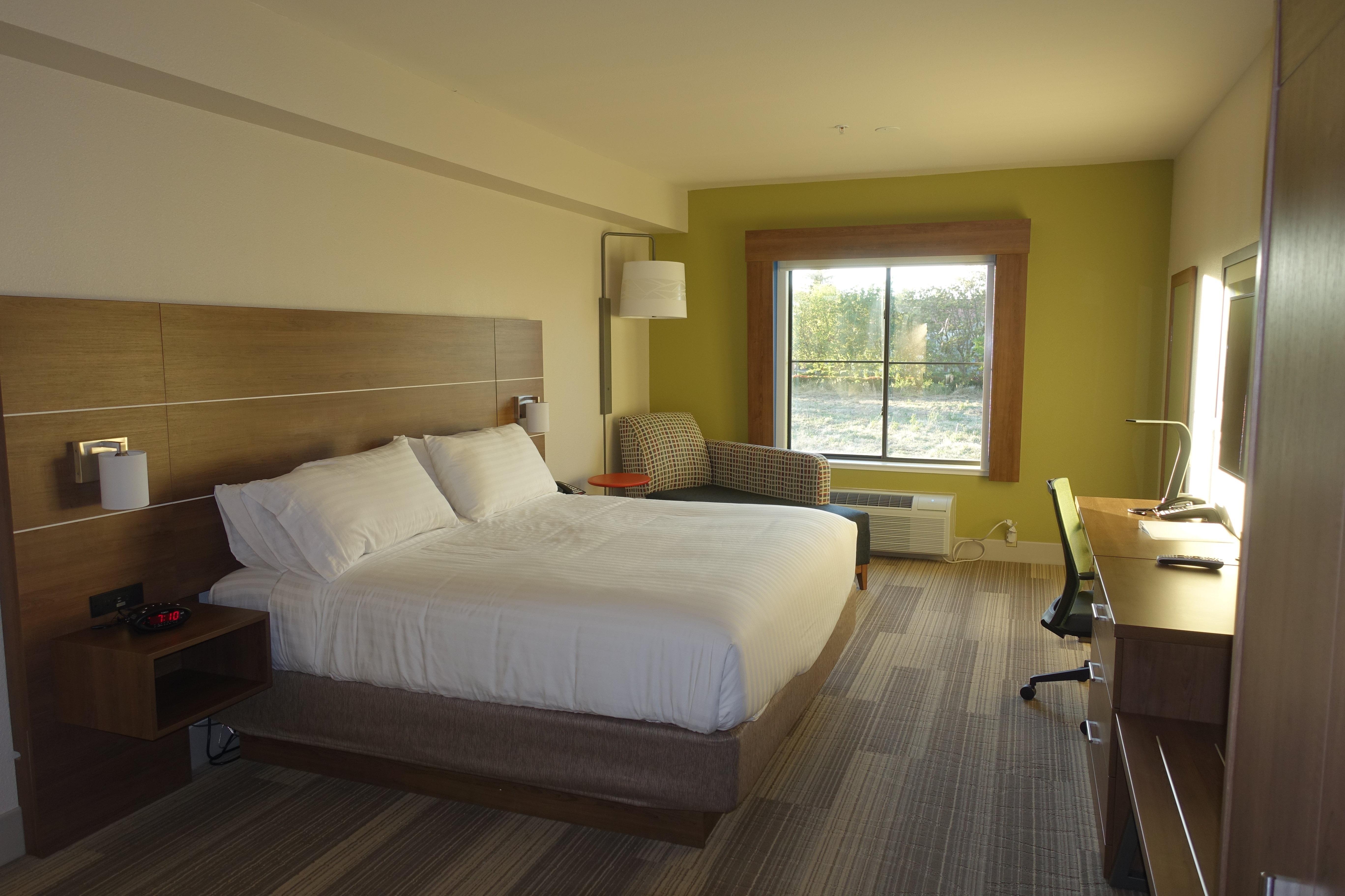Holiday Inn Express & Suites Brentwood Exterior photo