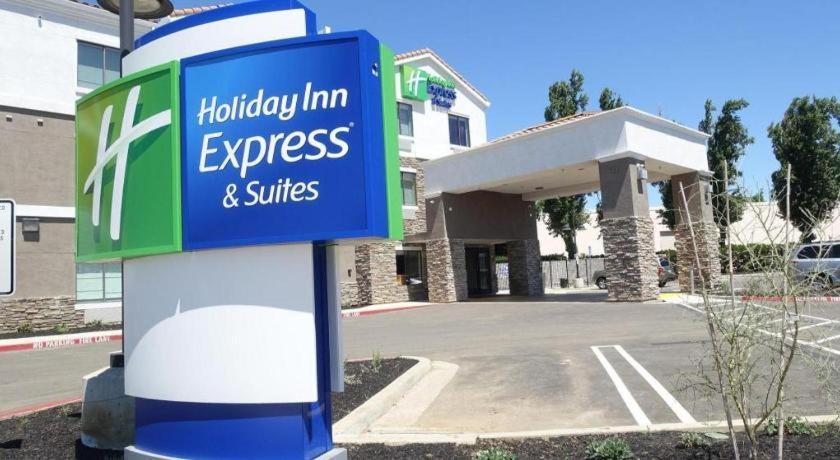 Holiday Inn Express & Suites Brentwood Exterior photo